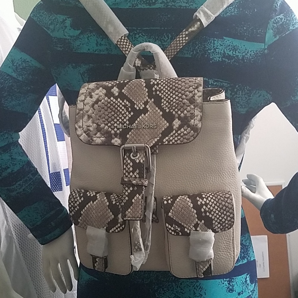 Michael Kors Susie Small Flap Pebbled Leather Back - Picture 8 of 8